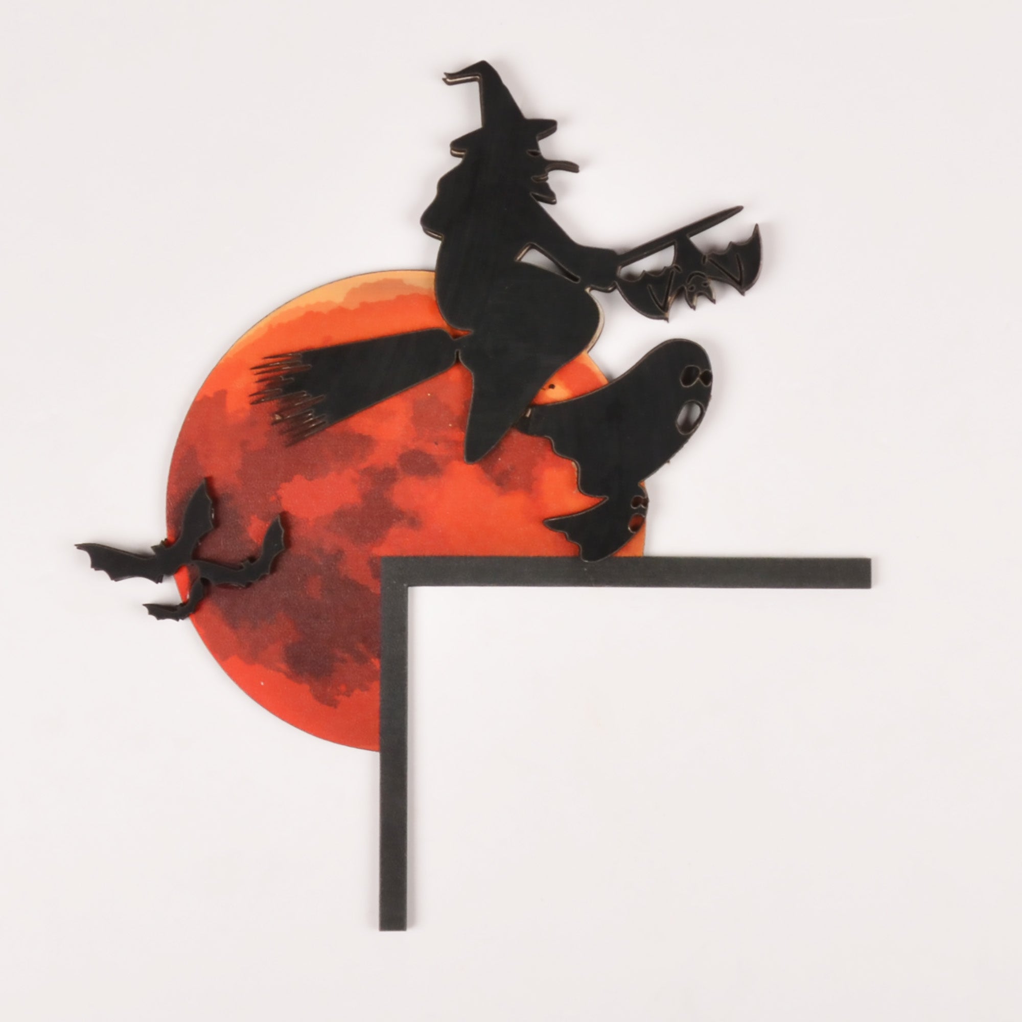 Niedliche Halloween-Türeckendekoration aus Holz