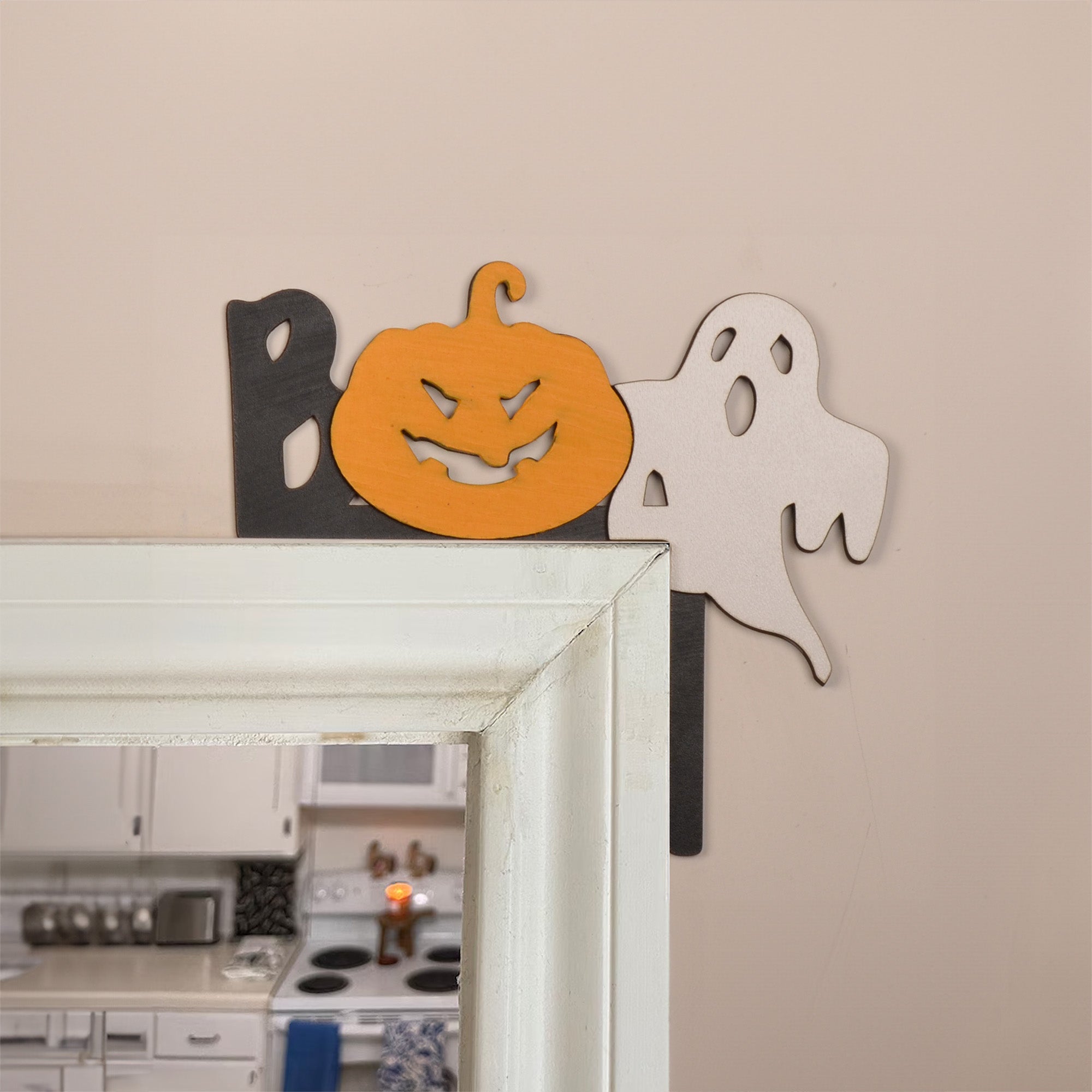 Niedliche Halloween-Türeckendekoration aus Holz