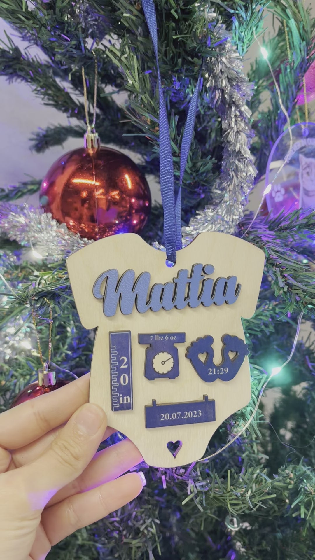 Il primo ornamento di Natale del bambino